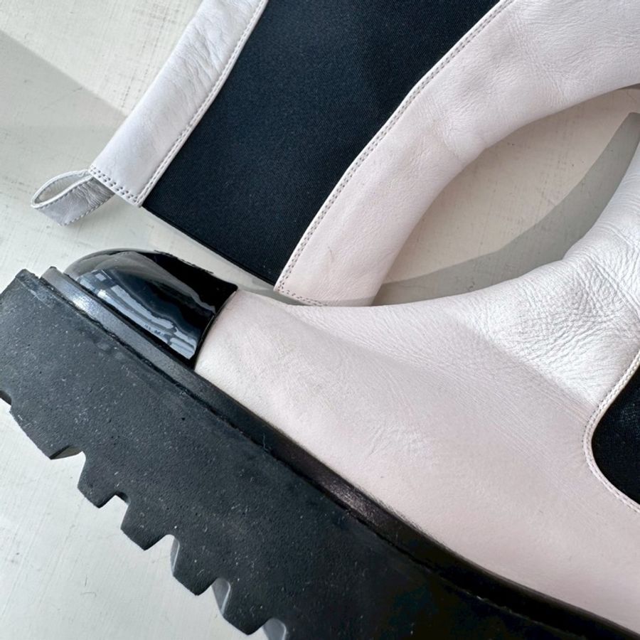 CHANEL 熊貓色皮革短靴 39號-7