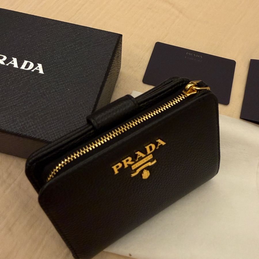 【PRADA 】1ML018 黑色 Vitello Grain 雙開拉鍊短夾|全新|附完整包裝保卡-1