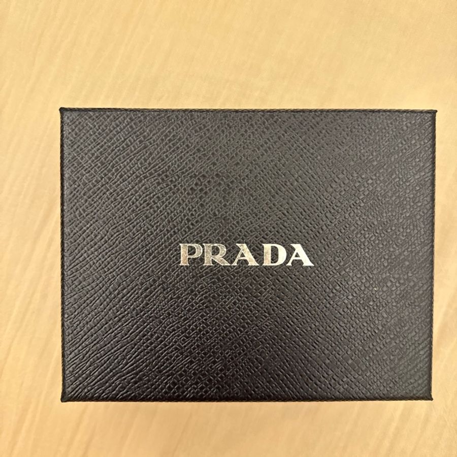 【PRADA 】1ML018 黑色 Vitello Grain 雙開拉鍊短夾|全新|附完整包裝保卡-13
