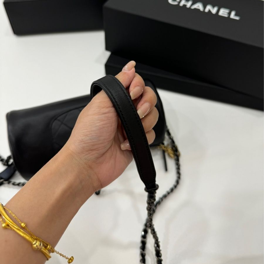 CHANEL 香奈兒 19 小牛皮 金釦 皮穿鍊 草寫 字母 保齡球包 圓筒包 斜背包 肩背包 手拿包 手提包 側背包-24