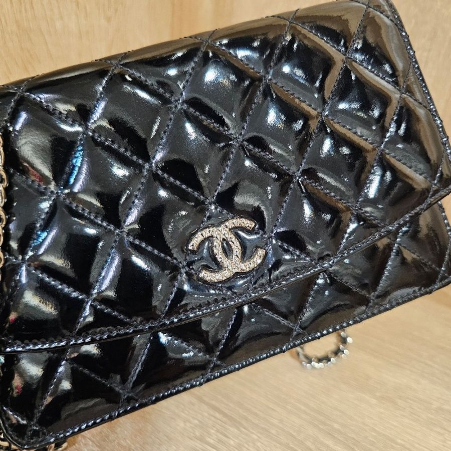 [絕版品好物❣️] Chanel黑漆亮皮菱格WOC斜背包-2