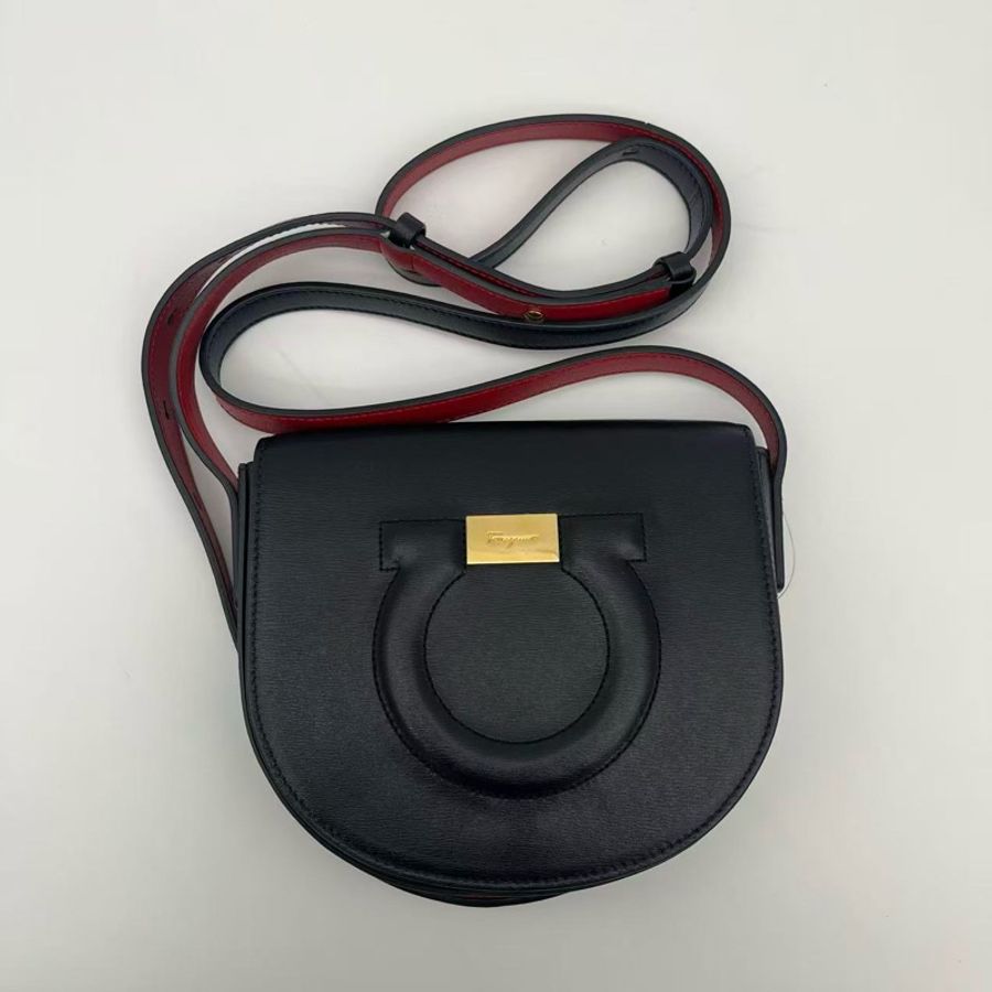 「JL精品代購」 Ferragamo 2021年新款黑金單肩斜挎馬鞍包-0