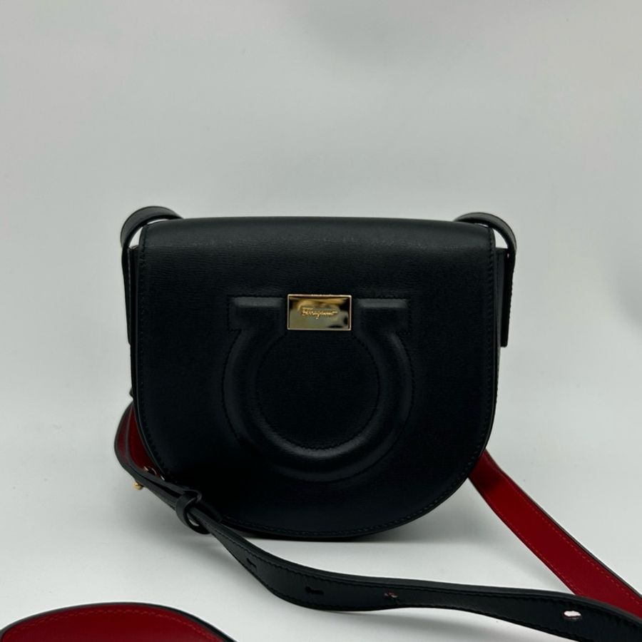 「JL精品代購」 Ferragamo 2021年新款黑金單肩斜挎馬鞍包-3