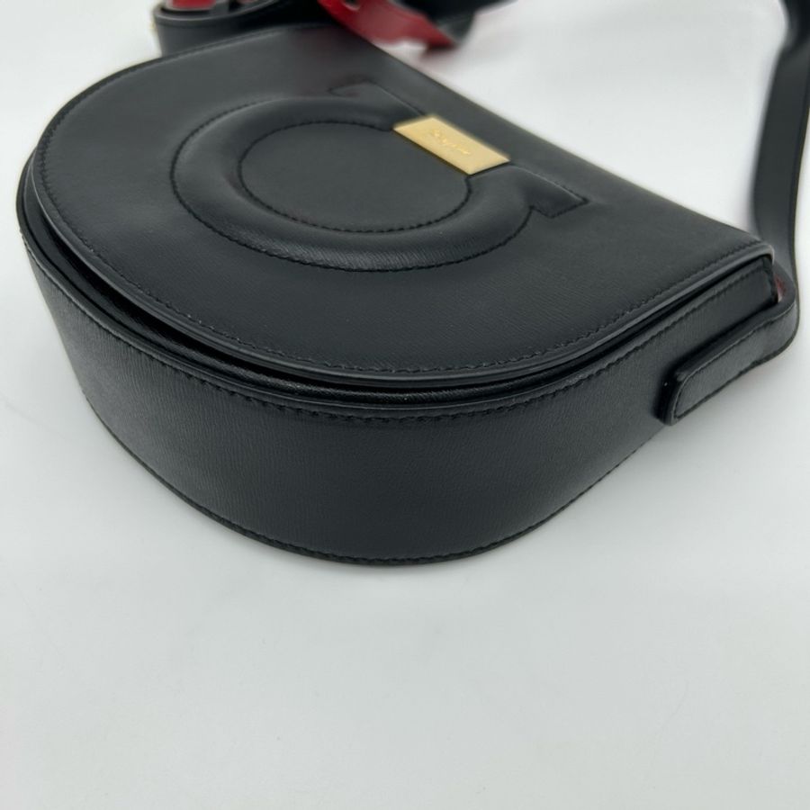「JL精品代購」 Ferragamo 2021年新款黑金單肩斜挎馬鞍包-9