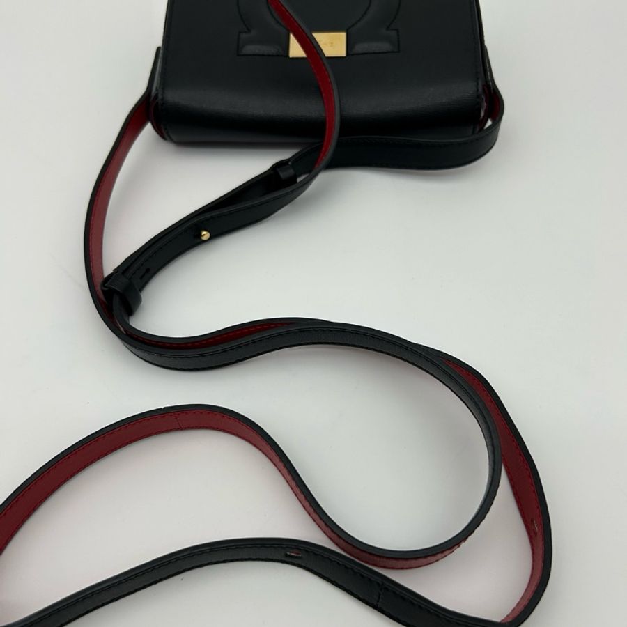 「JL精品代購」 Ferragamo 2021年新款黑金單肩斜挎馬鞍包-12