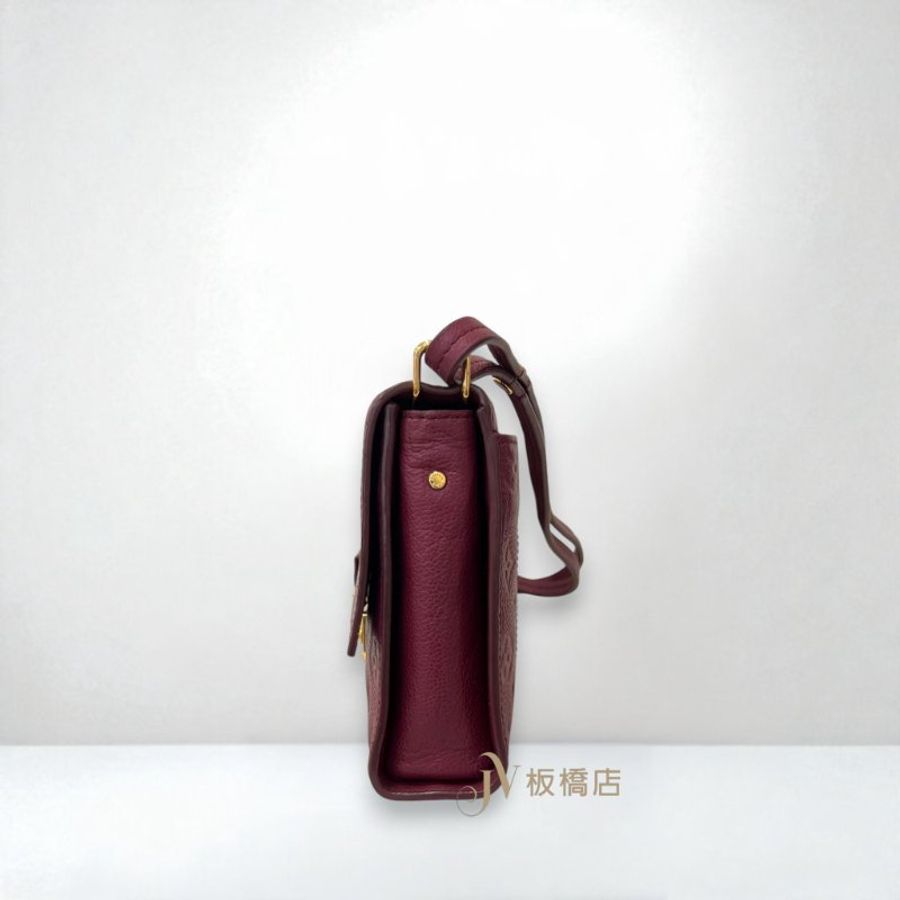 JS1153-LV 莓果紅牛皮壓紋下蓋風琴包/ M94226-1