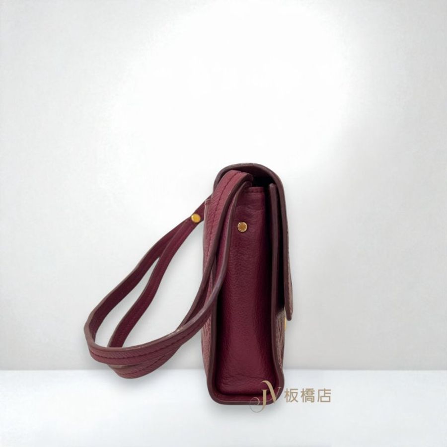 JS1153-LV 莓果紅牛皮壓紋下蓋風琴包/ M94226-2