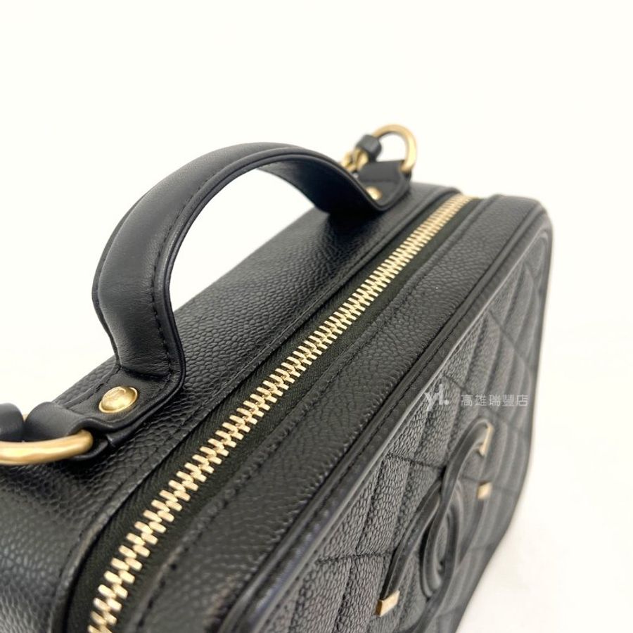 ❣Chanel 黑荔枝霧金釦Vanity Case浮雕Logo手提斜背化妝箱包-7