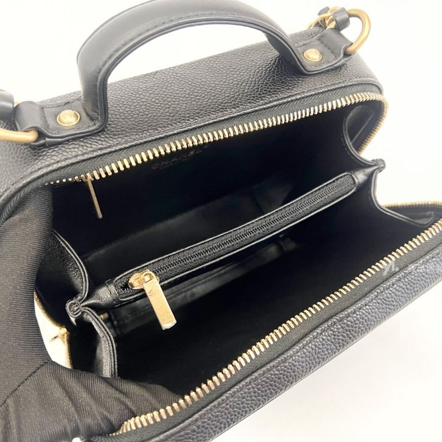❣Chanel 黑荔枝霧金釦Vanity Case浮雕Logo手提斜背化妝箱包-8