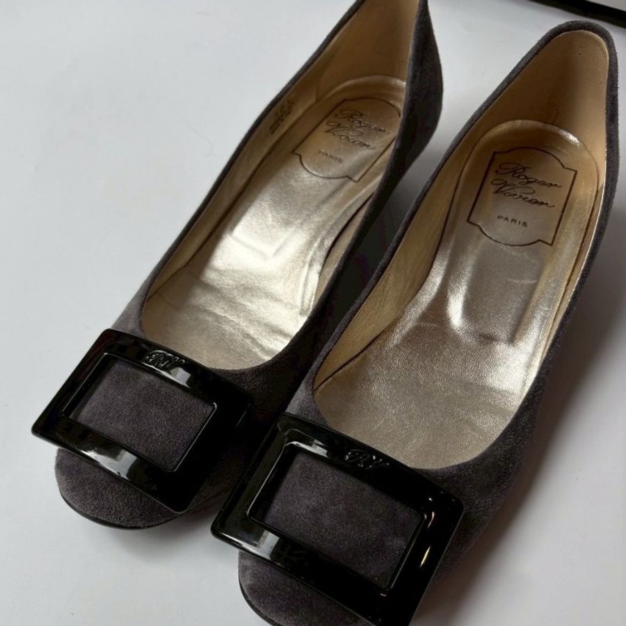 Roger Vivier 黑方釦灰麂皮低跟鞋-0