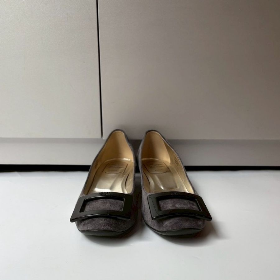 Roger Vivier 黑方釦灰麂皮低跟鞋-3