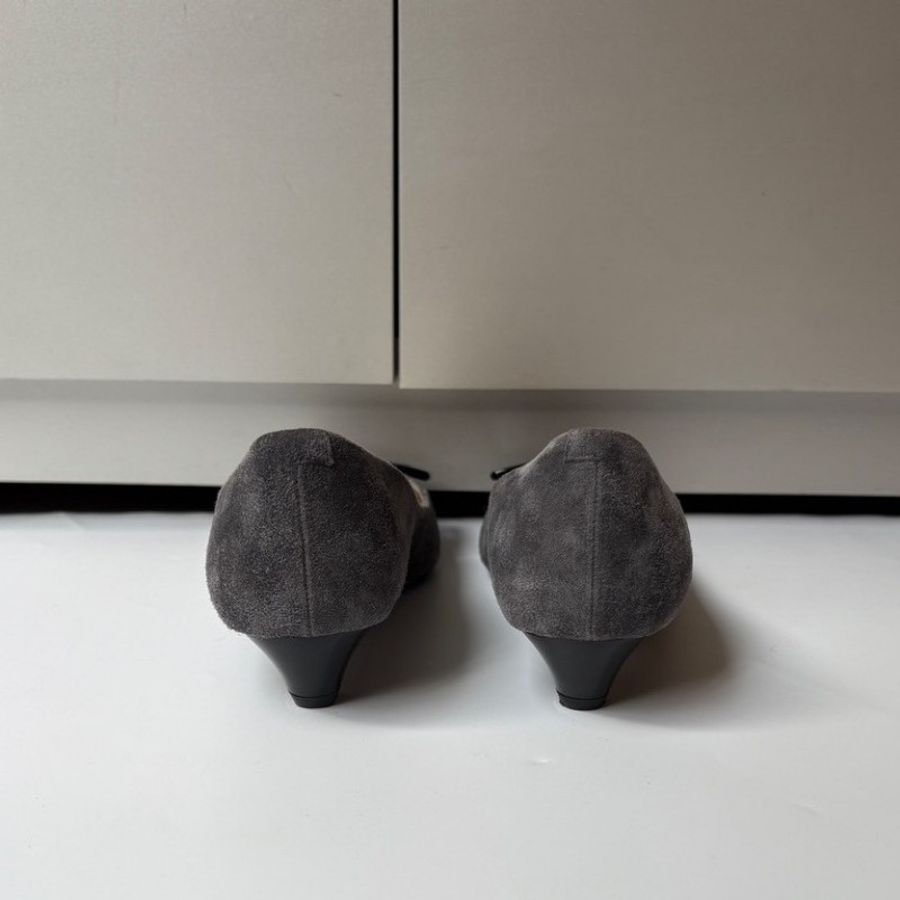 Roger Vivier 黑方釦灰麂皮低跟鞋-6
