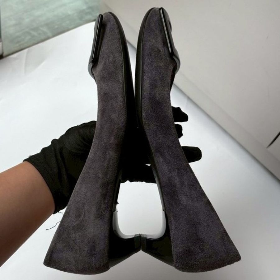 Roger Vivier 黑方釦灰麂皮低跟鞋-7