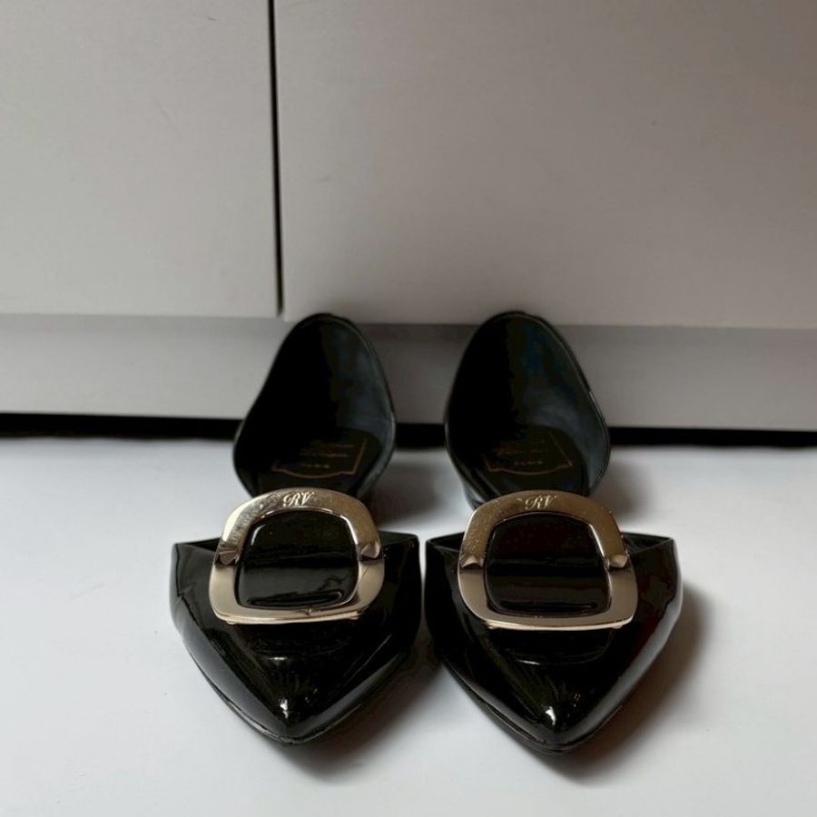 Roger Vivier 銀方釦尖頭黑漆皮平底鞋-0