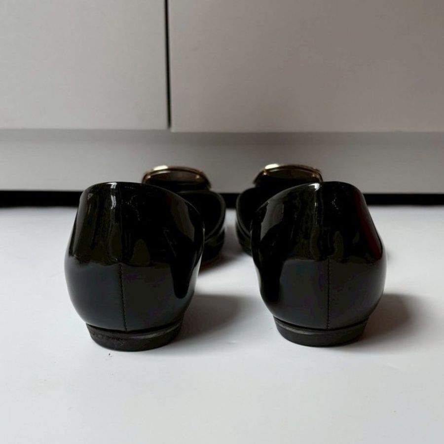 Roger Vivier 銀方釦尖頭黑漆皮平底鞋-3