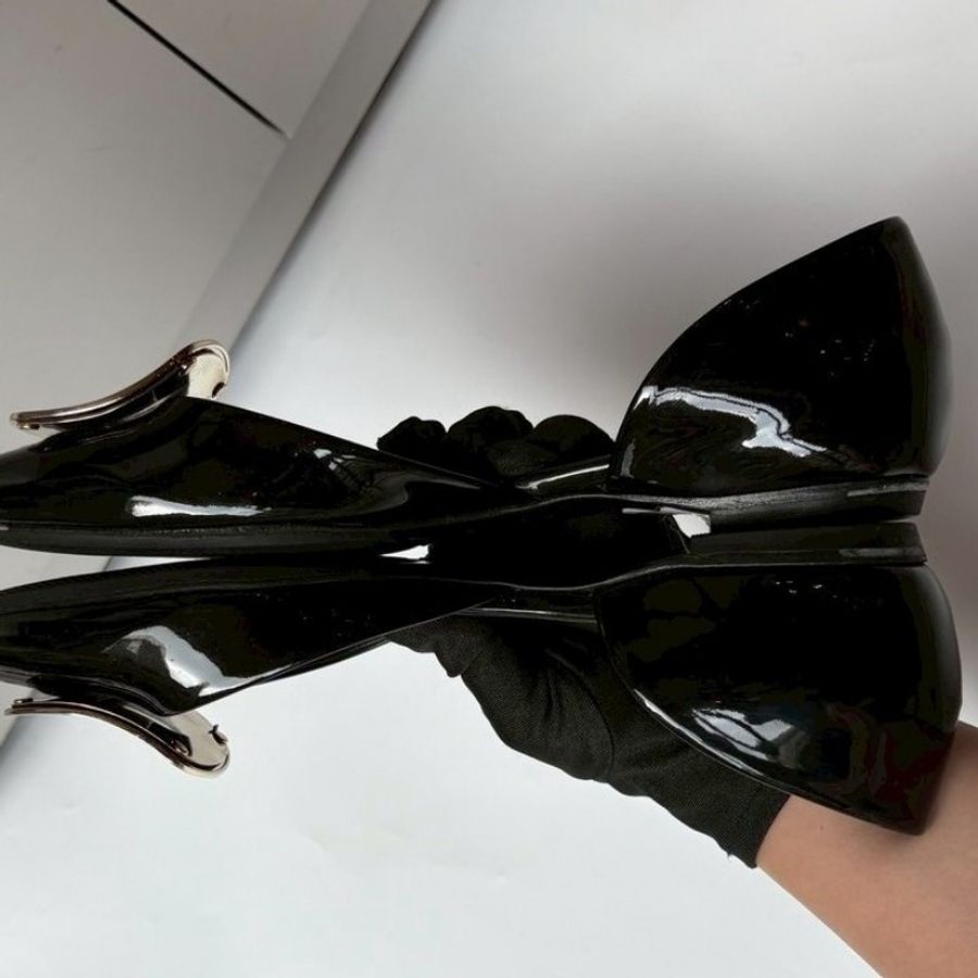 Roger Vivier 銀方釦尖頭黑漆皮平底鞋-4