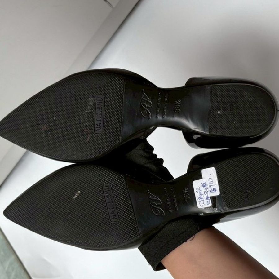 Roger Vivier 銀方釦尖頭黑漆皮平底鞋-5
