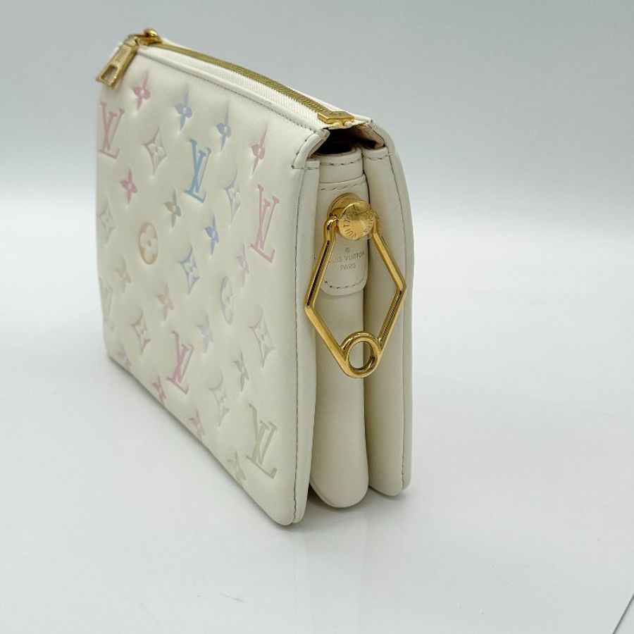LOUIS VUITTON 小羊皮 水彩漸變 Logo壓印 Coussin BB 鏈條金屬琺瑯 手拿包 單肩包 （雙肩帶）-3