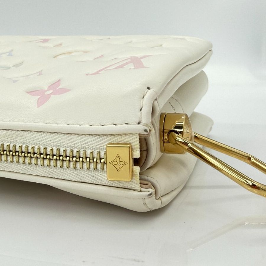 LOUIS VUITTON 小羊皮 水彩漸變 Logo壓印 Coussin BB 鏈條金屬琺瑯 手拿包 單肩包 （雙肩帶）-4