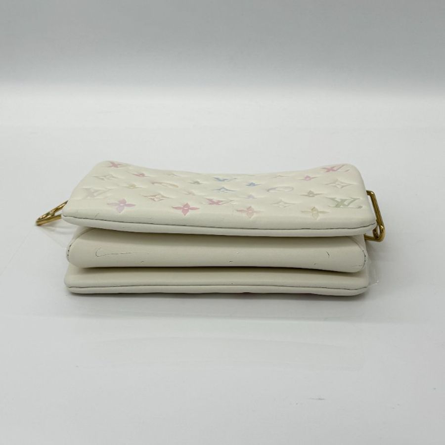 LOUIS VUITTON 小羊皮 水彩漸變 Logo壓印 Coussin BB 鏈條金屬琺瑯 手拿包 單肩包 （雙肩帶）-6