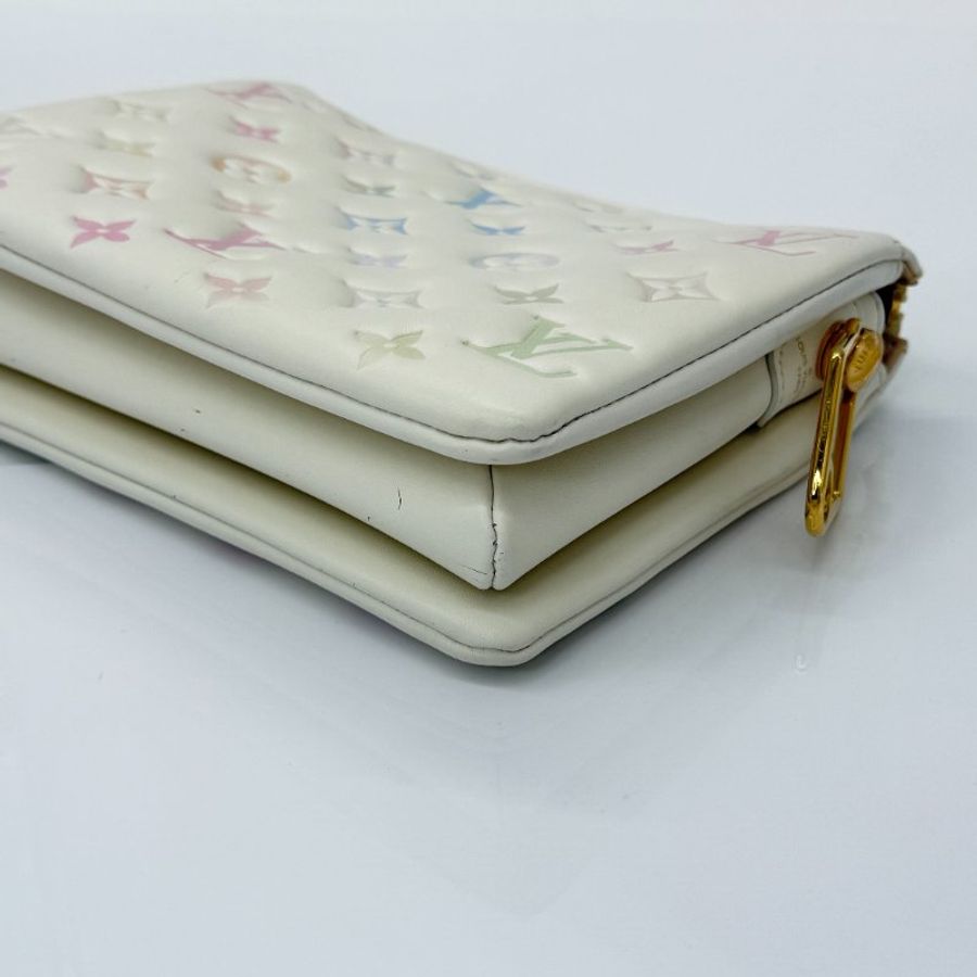 LOUIS VUITTON 小羊皮 水彩漸變 Logo壓印 Coussin BB 鏈條金屬琺瑯 手拿包 單肩包 （雙肩帶）-8