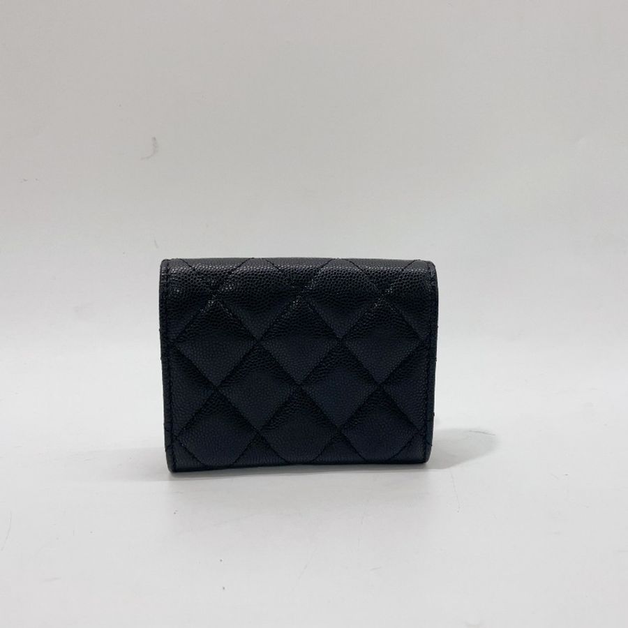 Chanel 黑荔枝牛皮淡金釦簍空Logo下蓋雙層卡包-2