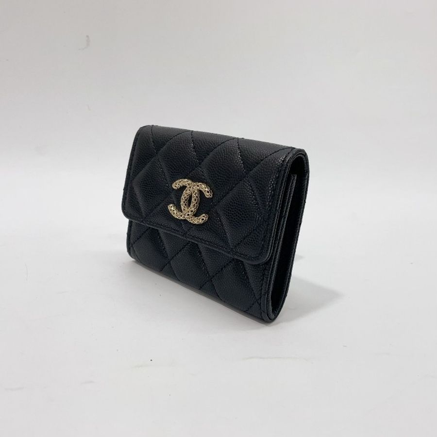 Chanel 黑荔枝牛皮淡金釦簍空Logo下蓋雙層卡包-4