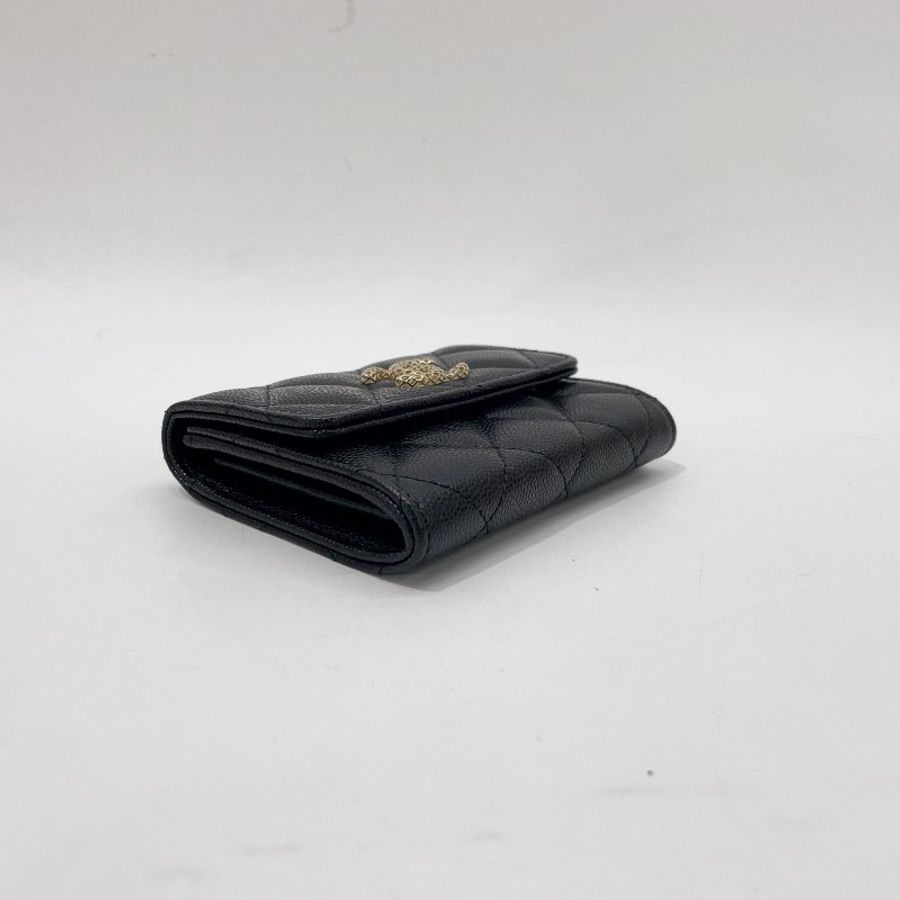 Chanel 黑荔枝牛皮淡金釦簍空Logo下蓋雙層卡包-6