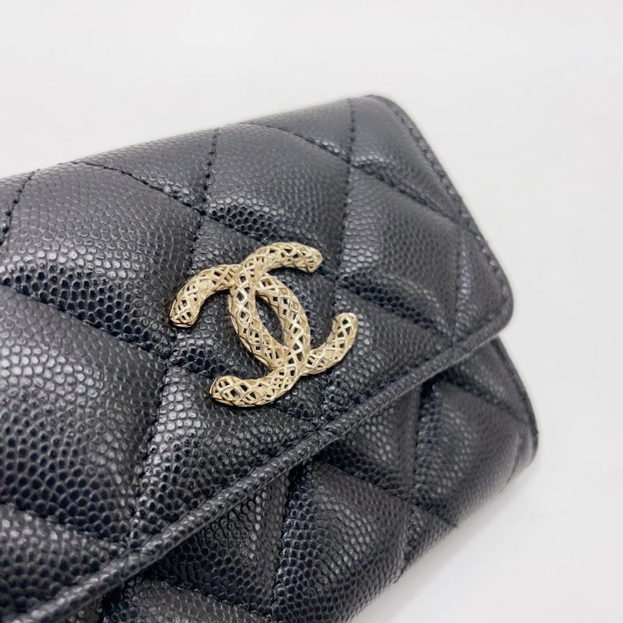 Chanel 黑荔枝牛皮淡金釦簍空Logo下蓋雙層卡包-10