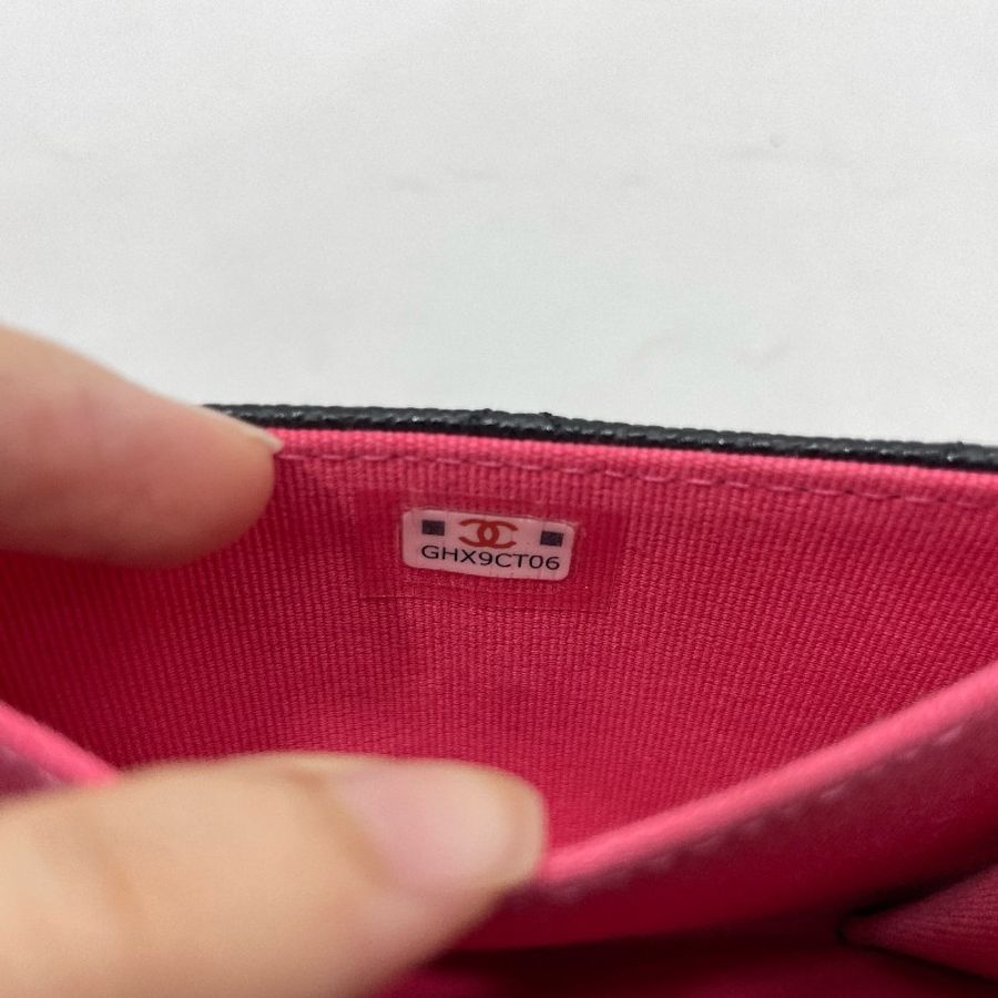 Chanel 黑荔枝牛皮淡金釦簍空Logo下蓋雙層卡包-11
