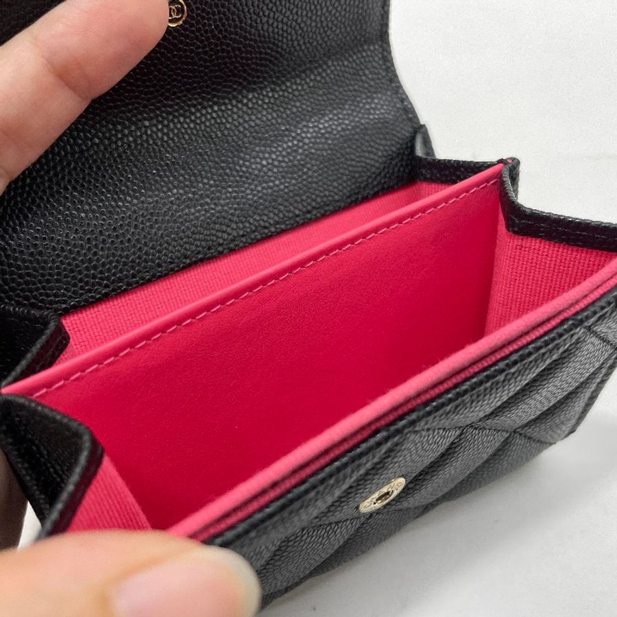 Chanel 黑荔枝牛皮淡金釦簍空Logo下蓋雙層卡包-12