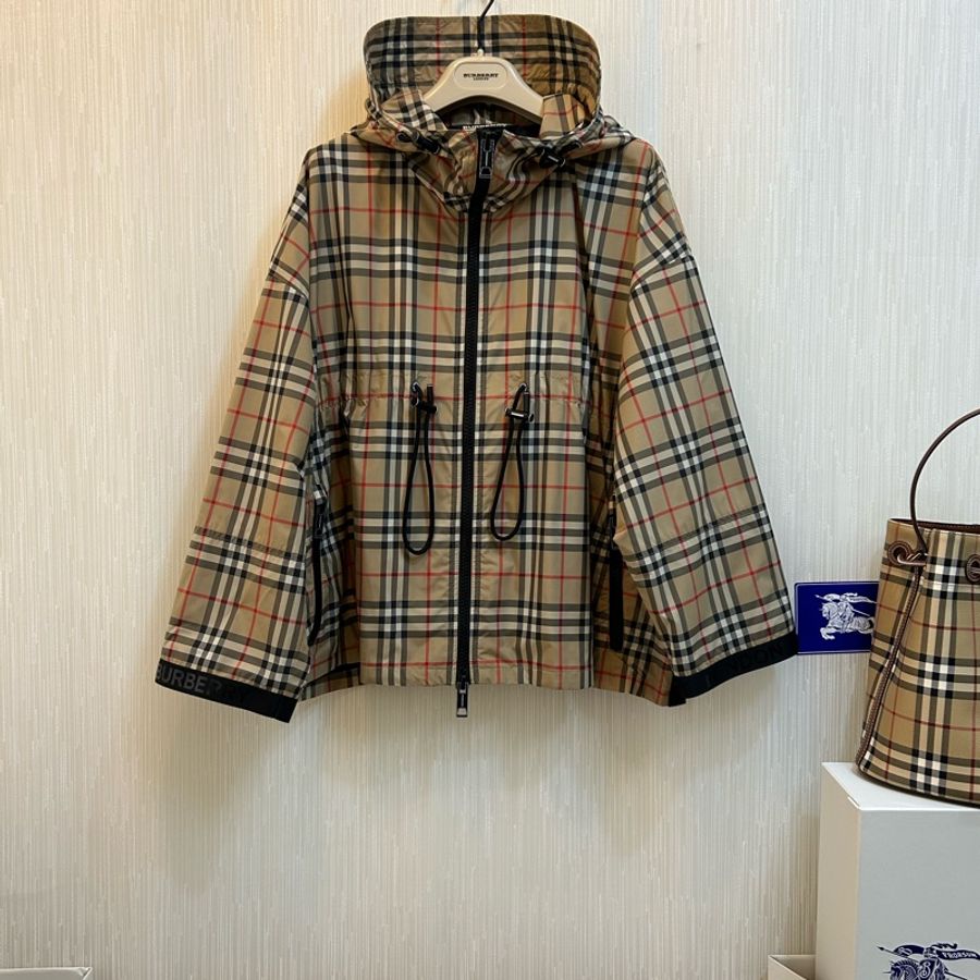 英國Burberry 格紋輕盈連帽外套UK2-4
