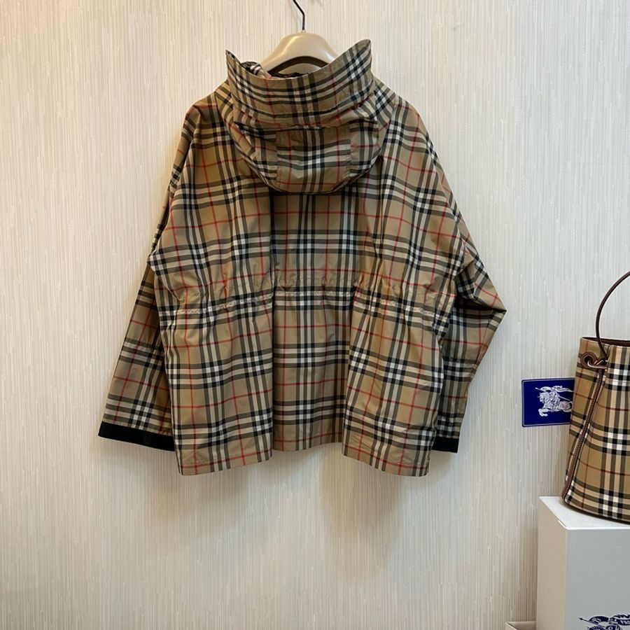 英國Burberry 格紋輕盈連帽外套UK2-5