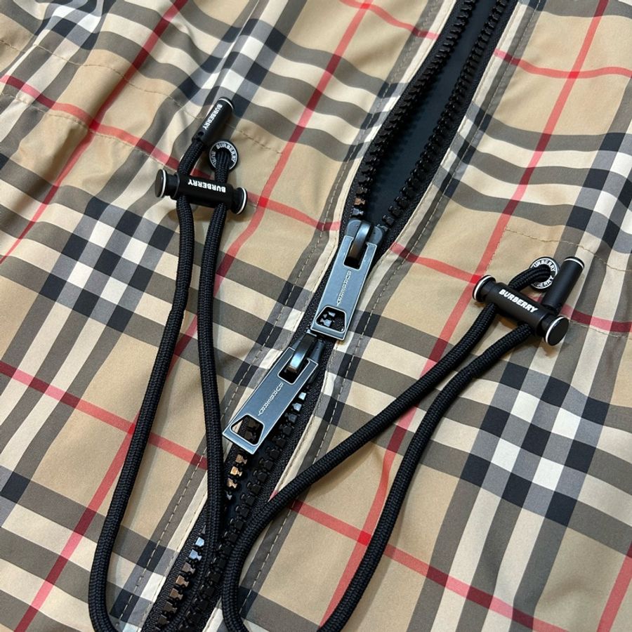 英國Burberry 格紋輕盈連帽外套UK2-6