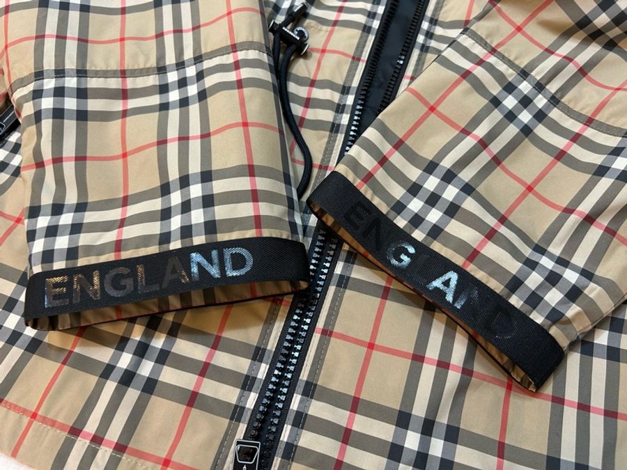 英國Burberry 格紋輕盈連帽外套UK2-8