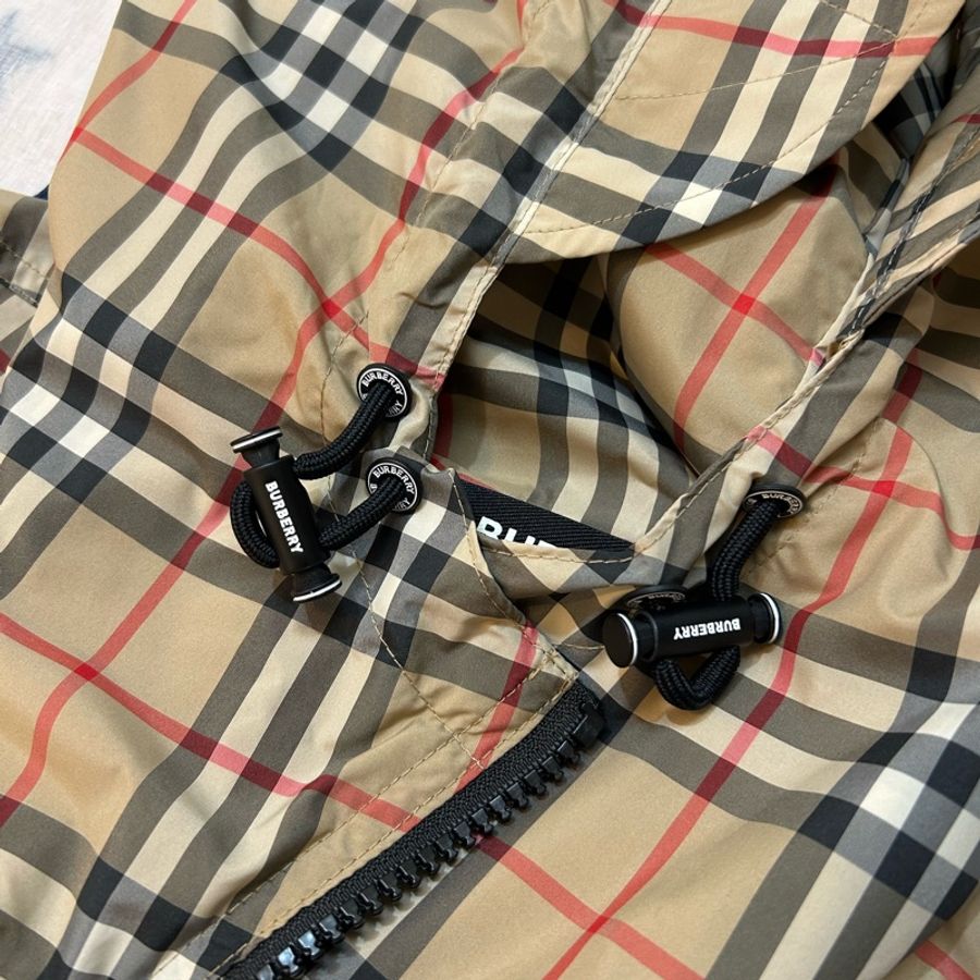 英國Burberry 格紋輕盈連帽外套UK2-9