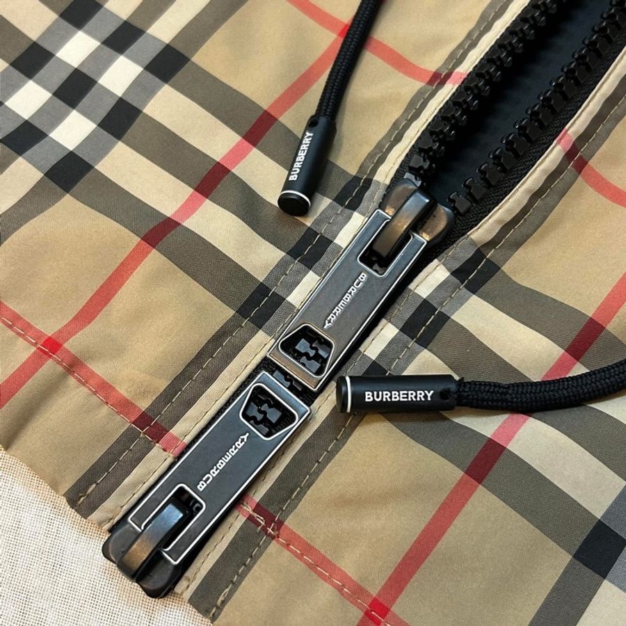 英國Burberry 格紋輕盈連帽外套UK2-18