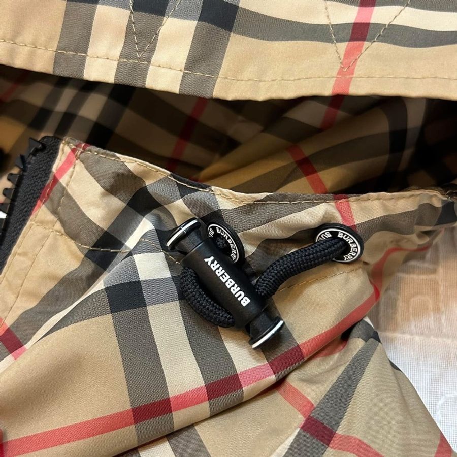 英國Burberry 格紋輕盈連帽外套UK2-12
