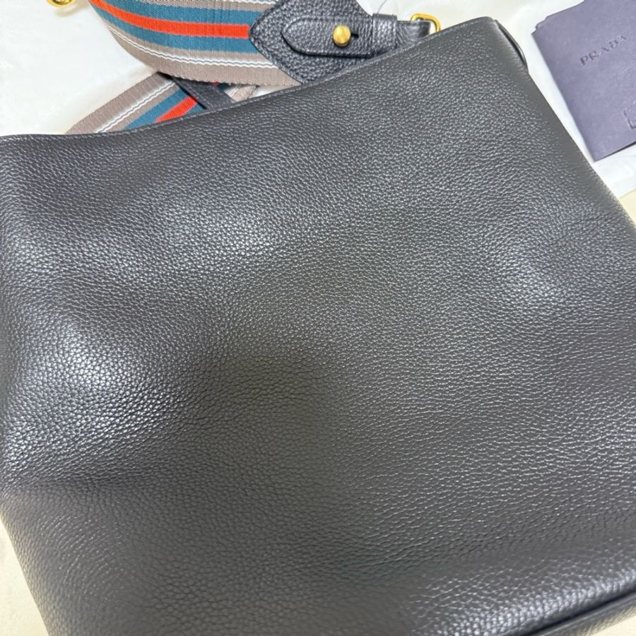 Prada 女款黑色皮革條紋綁帶水桶包 1BE057, 黑色金釦-3