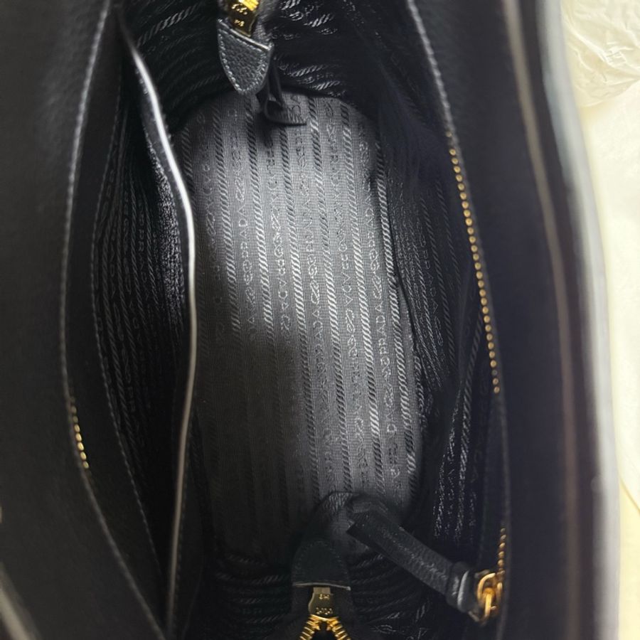 Prada 女款黑色皮革條紋綁帶水桶包 1BE057, 黑色金釦-15