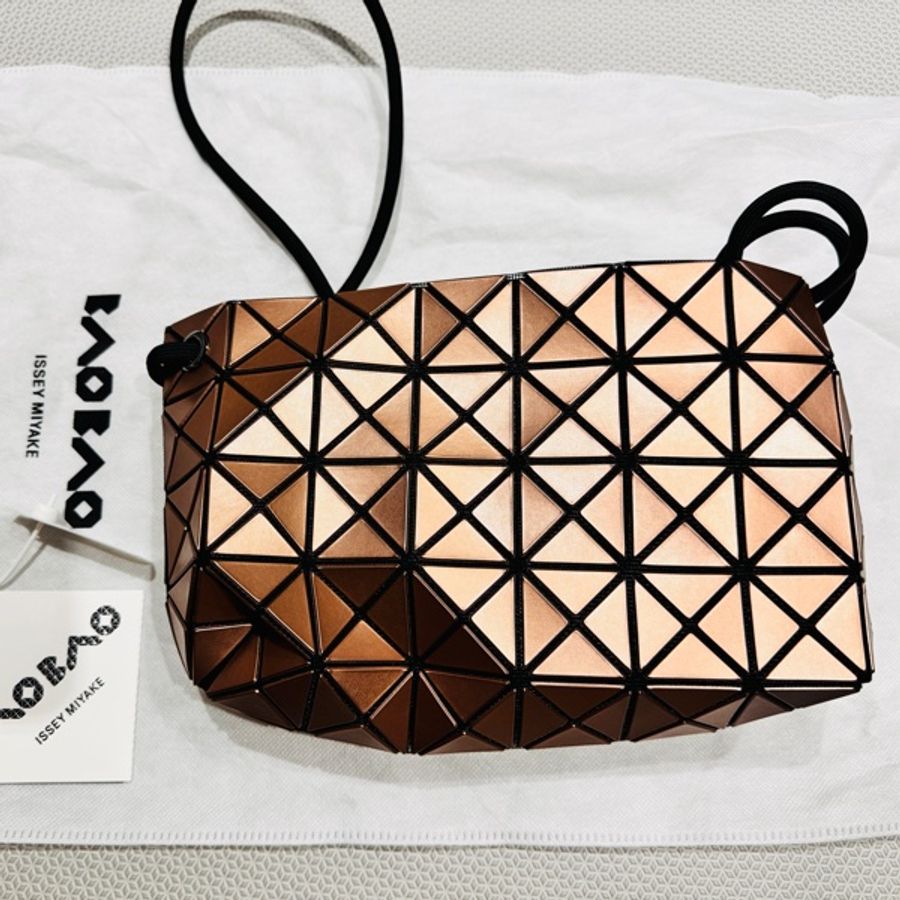 ISSEY MIYAKE 三宅一生 BAOBAO 4x8 LOOP亮面斜背包- 古銅色豆腐包-6