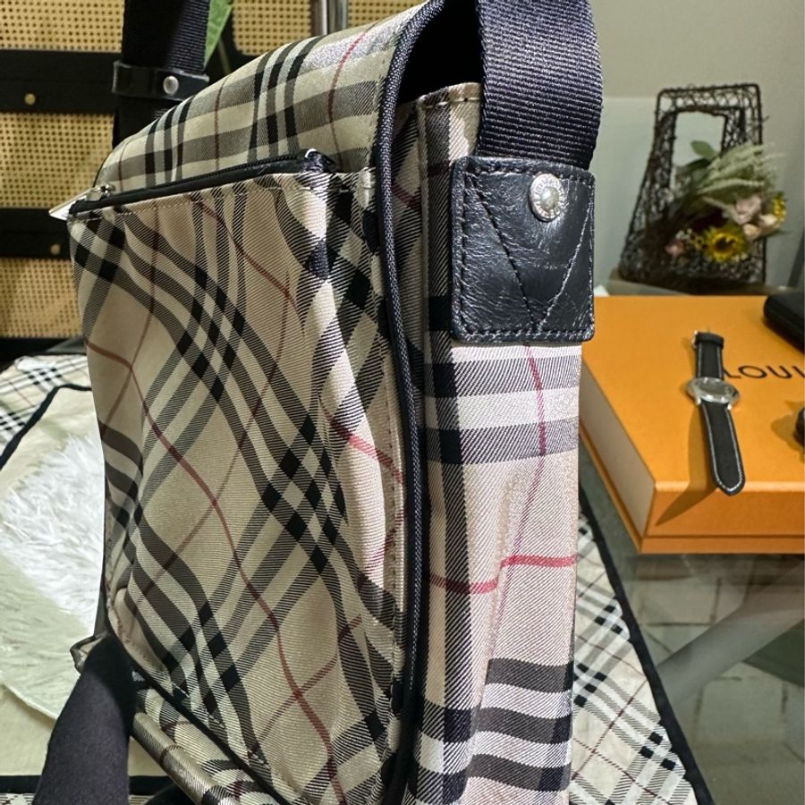 出清 BURBERRY 帆布斜背包-1