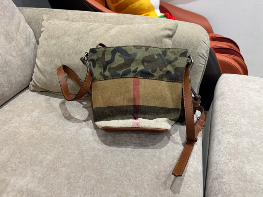 Burberry迷彩斜背包-2