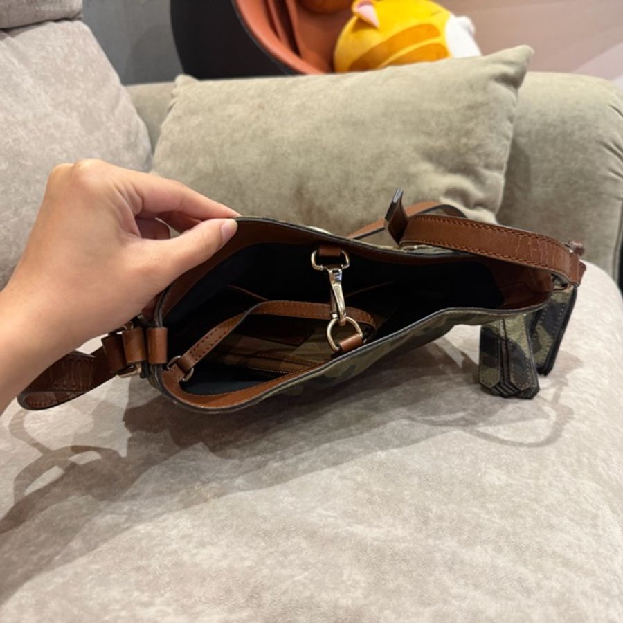 Burberry迷彩斜背包-7