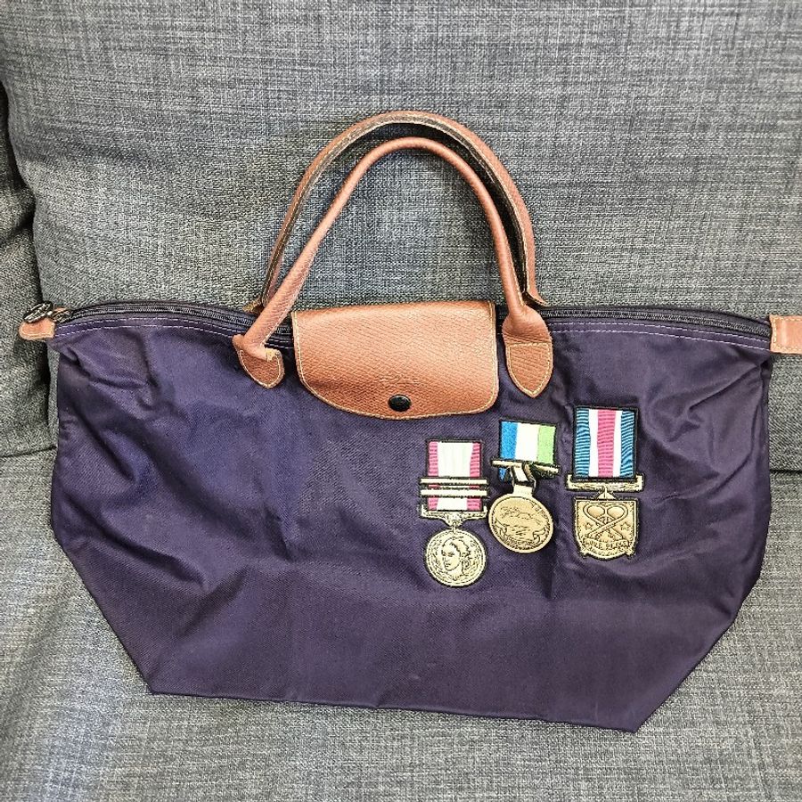 Longchamp X聯名JEREMY SCOTT的LE PLIAGE 限量款深紫色的摺疊托特包手提包-0