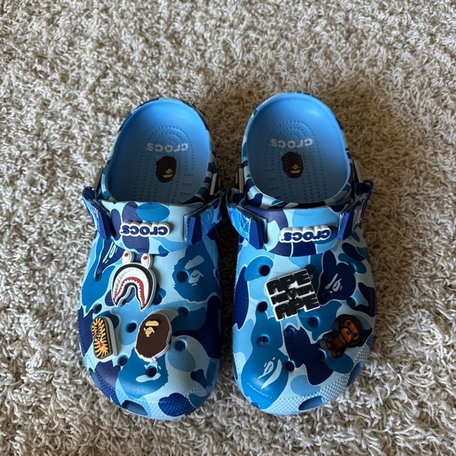 A BATHING APE® BAPE x Crocs Classic Clog 聯名款洞洞鞋-1