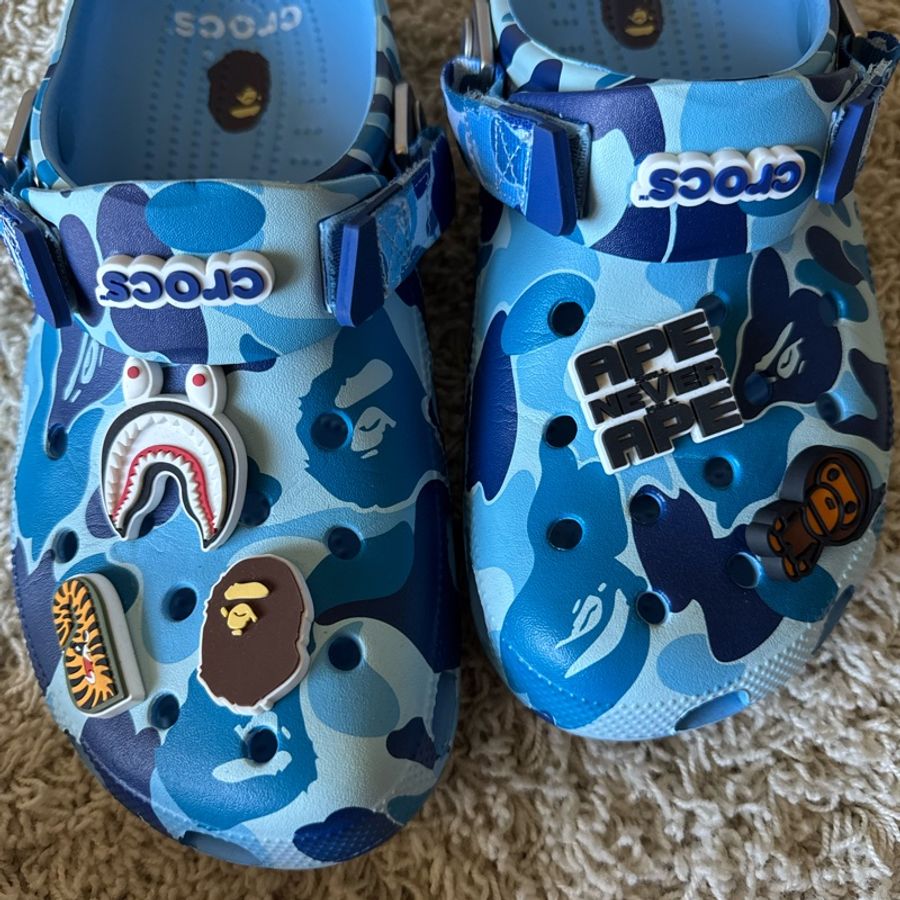 A BATHING APE® BAPE x Crocs Classic Clog 聯名款洞洞鞋-11