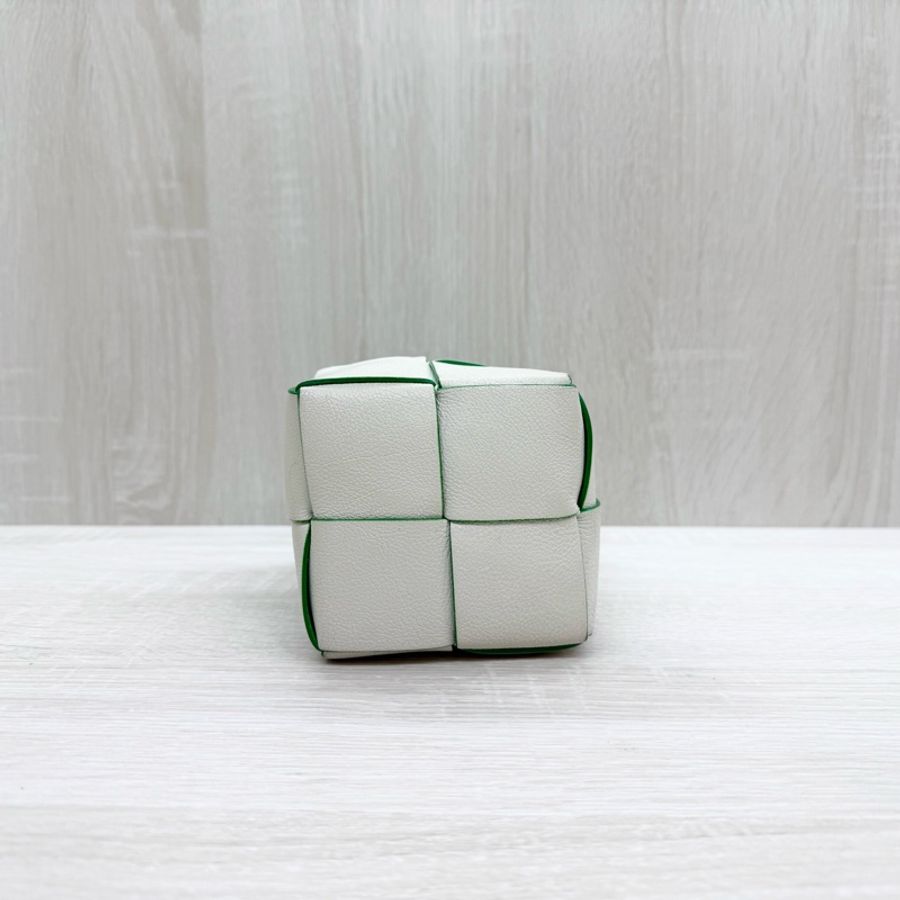 BV白色綠內裏小羊皮編織MINI小水桶680217-3