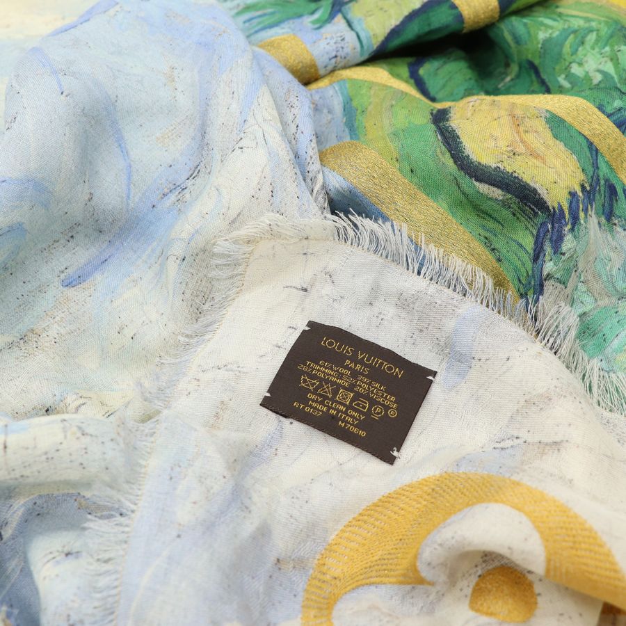 【收藏級❤️全網唯一】LOUIS VUITTON 路易威登 x 梵谷 麥田與柏樹Wheat Field with Cypresses 刺繡Logo 140cm 大方巾 圍巾 披肩 掛畫-2