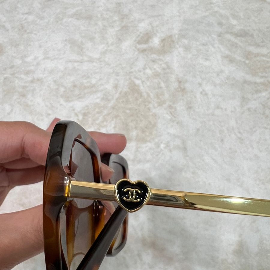 Chanel 琥珀色愛心logo太陽眼鏡為5521-A c.1758/8H。-2